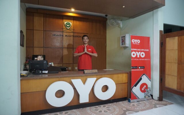 OYO 512 Ndalem Mantrijeron Hotel