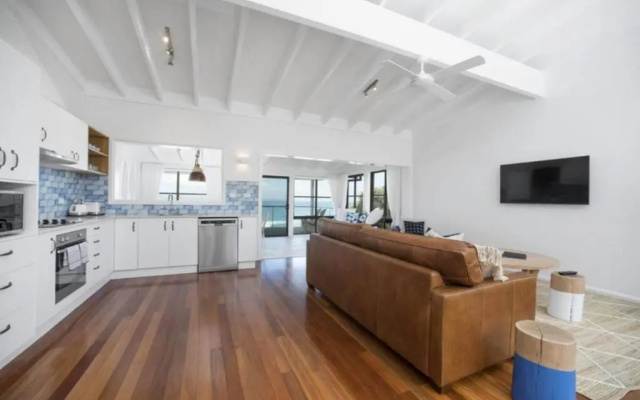 Fuller Holidays - Jane's on Wategos Unit 2, 37 Marine Pde-2 Bed Villa – Guest Rooms – Byron Bay