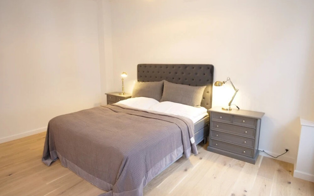 Sanders King - Smart 4-bdr Apt in City Center