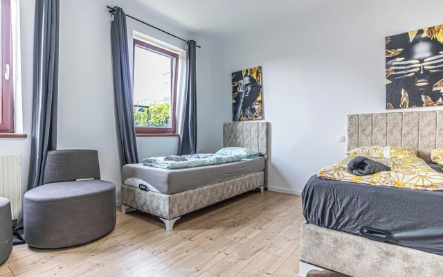 Cozy 3BR Apt with Garden Sleeps 10