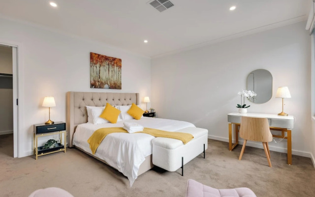 StayAU Stylish 4BR Home Ringwood
