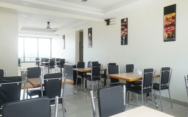 OYO 11551 Hotel Pioneer 2