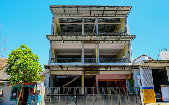 Super OYO 1759 Family Residence