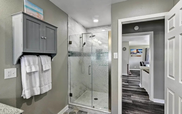 Spacious + Modern Family Duplex in Galveston!