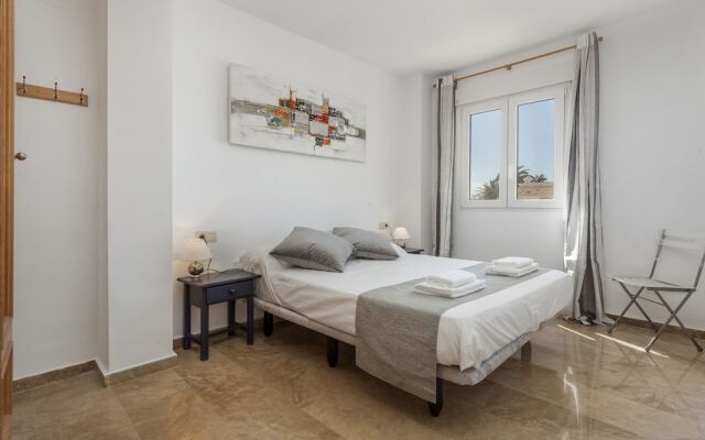 Beautiful 2-Bed first beach line apartment for 6
