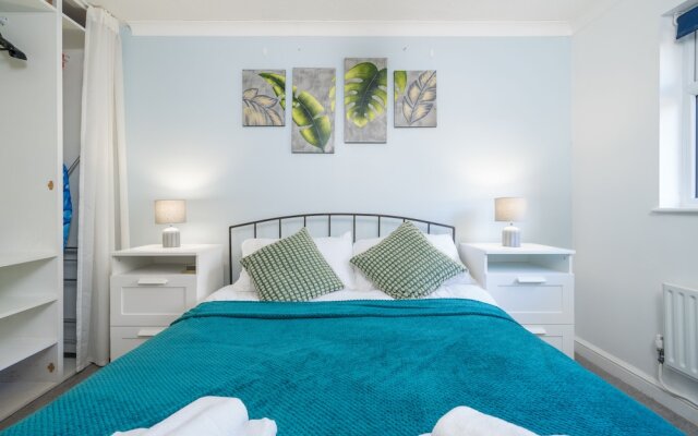 Crawley Pet Friendly 1-Bedroom Apartment