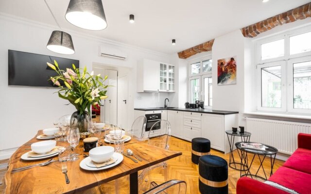 Marvellous Stay in Noble Historical Townhouse Located by Market Square