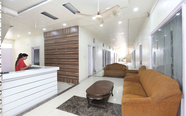 OYO 10376 Hotel Golden Inn