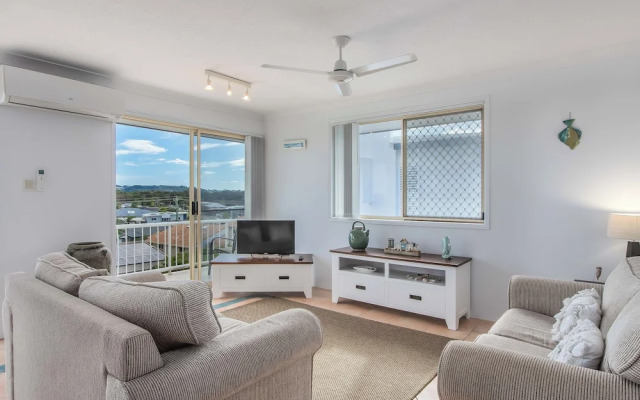Marine Mirage - 2 Bedroom Apartment with Beachfront Vibes