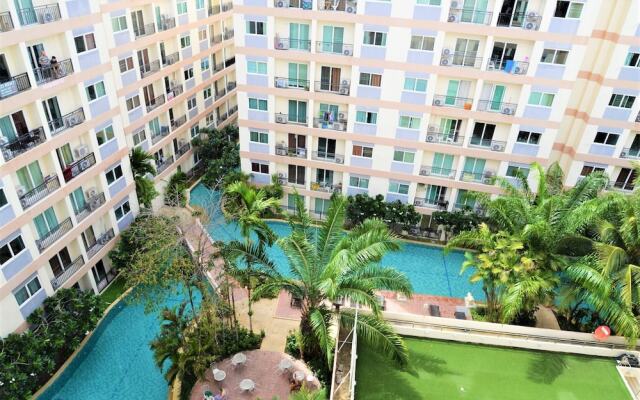 Park Lane studio apartment with swimming pool view Pattaya