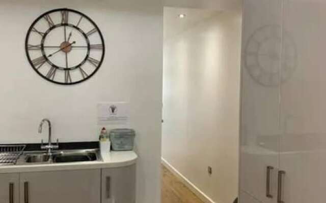 Immaculate 2-bed Apartment in Leigh