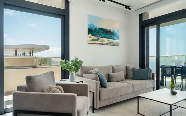 Luxury Apartment in Sunset Cliffs by Leo
