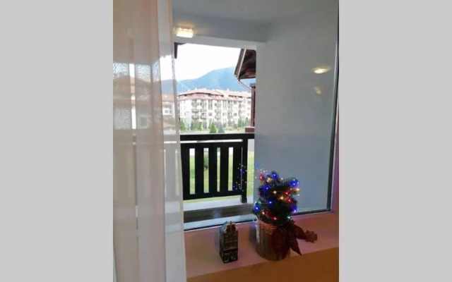 Sunny studio apartment - few steps from Gondola