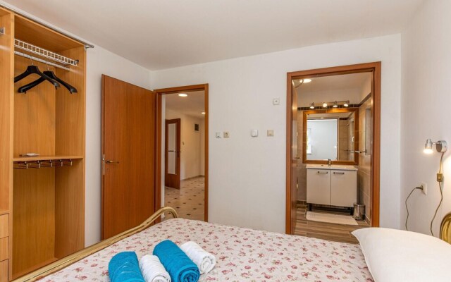 Stunning Home in Smrika With Wifi and 3 Bedrooms