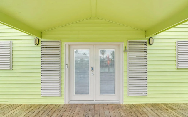 Private Dock & Kayaks: Coastal Gem in Galveston