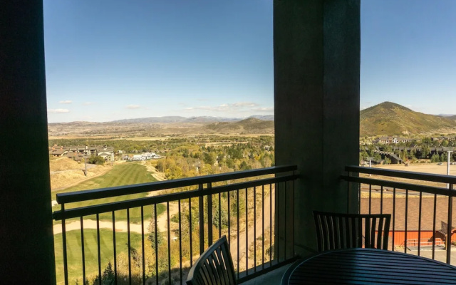 Deluxe condo in newly remodeled Grand Summit Hotel by RedAwning - Save 20% on 7+ Nights!