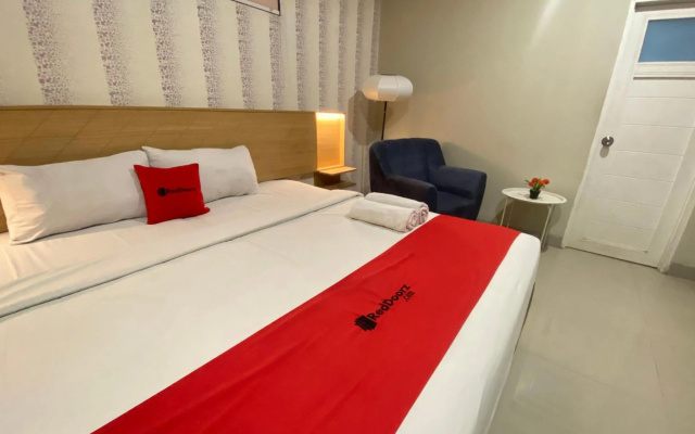 RedDoorz Plus @ Karapitan Street – Guest Rooms – Bandung