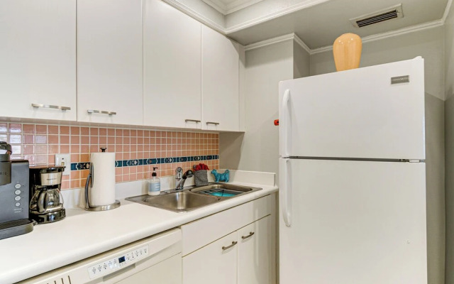 1 Mi to Siesta Beach: Bayfront Condo w/ Pool!