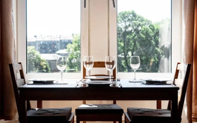 ☆ Bright, Modern West-End Apartment ☆