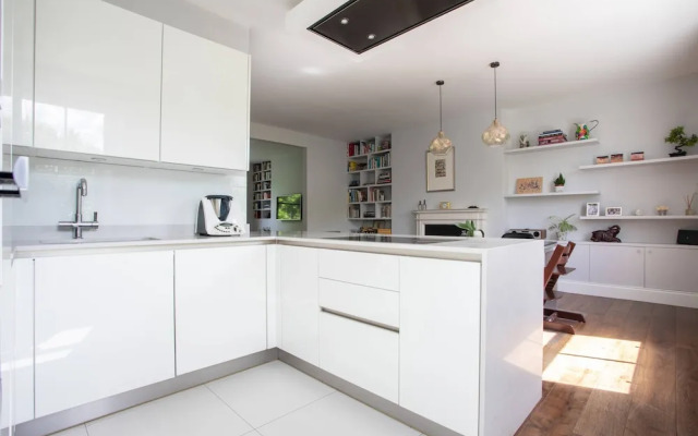 Bassett Road XII by Onefinestay