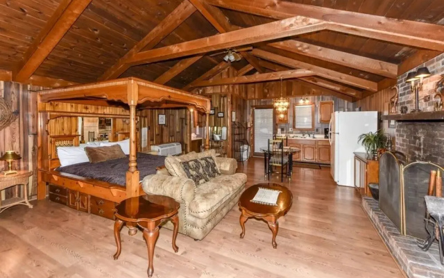 Cliff Haven 1 Bedroom Cabin by RedAwning