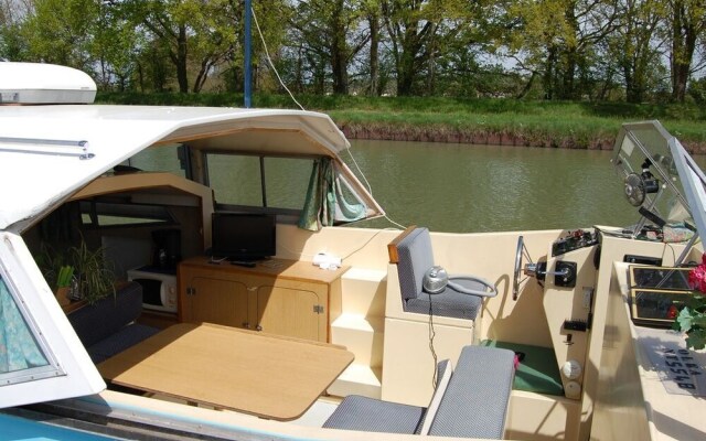 Pleasure Boat Olea With Rise