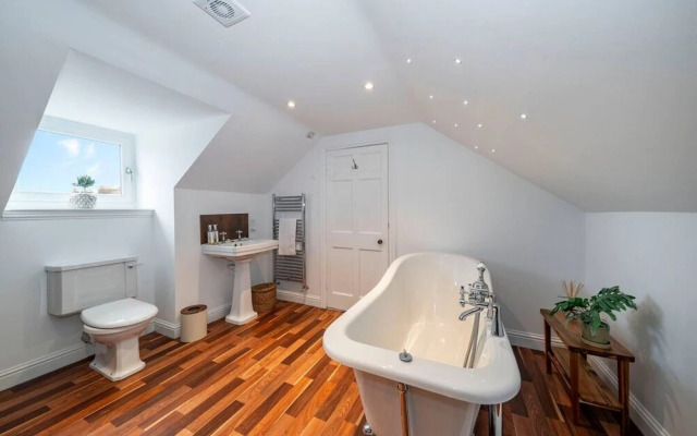 Regal Residence - Metropolitan Luxury