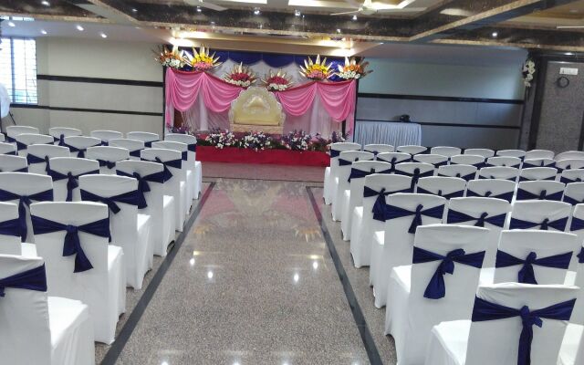 Hotel Raj Vista - Suites & Convention