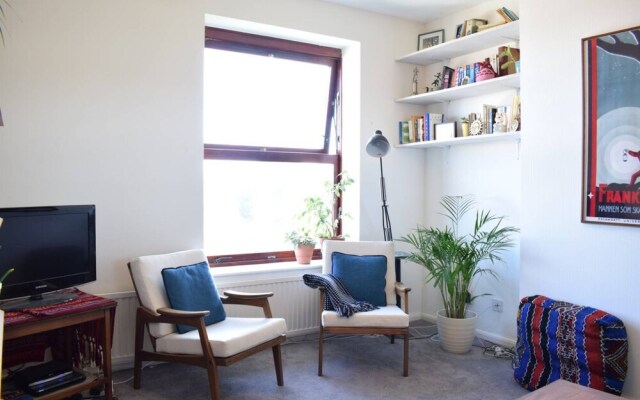 Bright Clapton 2 Bedroom Flat