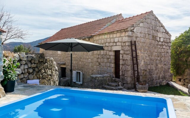 Amazing Home in Brotnice with WiFi, 3 Bedrooms & Hot Tub