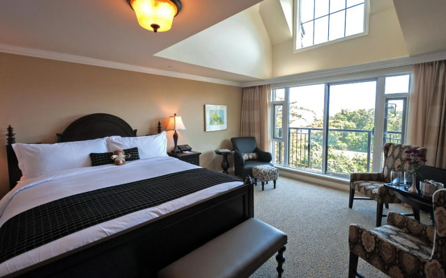 Oak Bay Beach Hotel