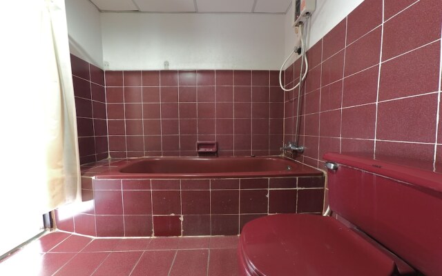 OYO 468 Dumrong Town Hotel