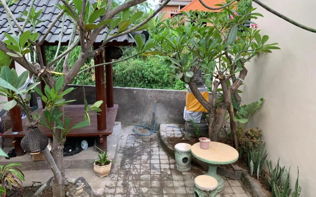 Gumitish Guest House Singaraja