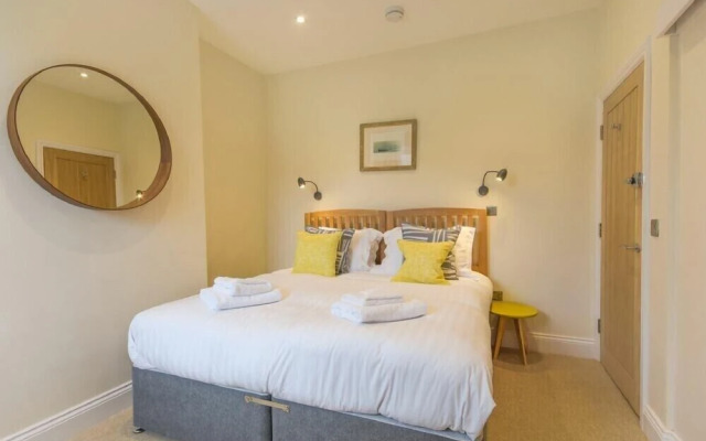Dolphin Stone Lodge