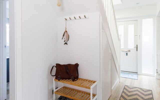 Coastal Retreat for 6 Close to Beaches