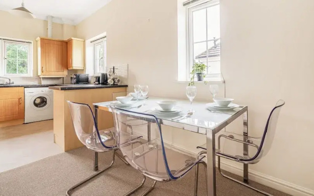 Elvetham Rise Apartment By REDWOOD STAYS