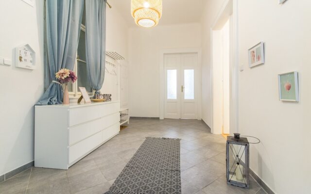 Bright And Spacious By Easybnb