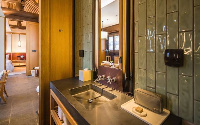 Yihe lake shore Hotspring