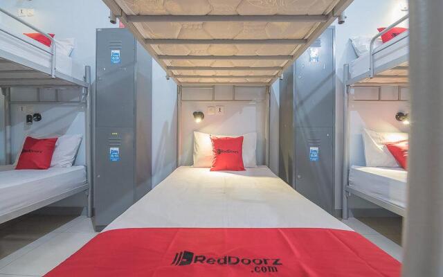 RedDoorz Hostel near Braga Citywalk