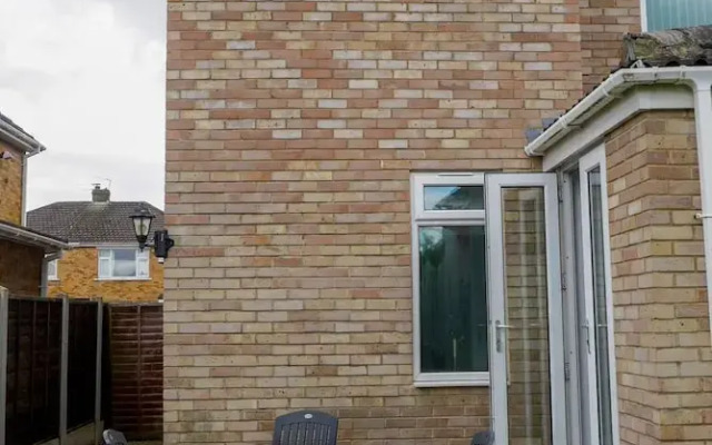 Stylish 4 Bed Apartment- Private Garden & Sleeps 8