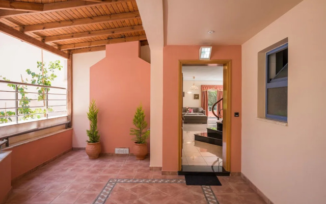 Steps to the Beach Spacious Home-Parking