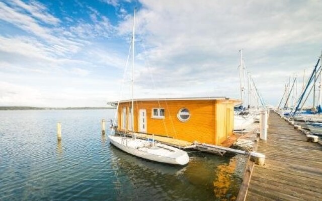 Komfort-Hausboote am Naturhafen Krummin