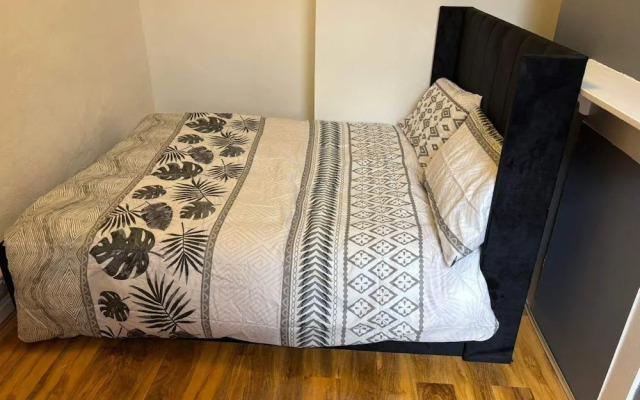 4-guest Charm Home W/street Parking & Wifi & Party