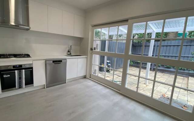 Elegant 2-bedroom House in Prahran w/ Parking!