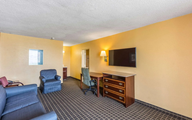 Econo Lodge Inn & Suites