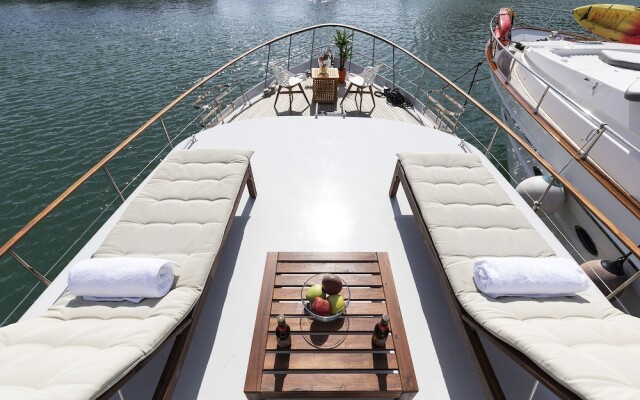 Luxury Boat in Port Forum