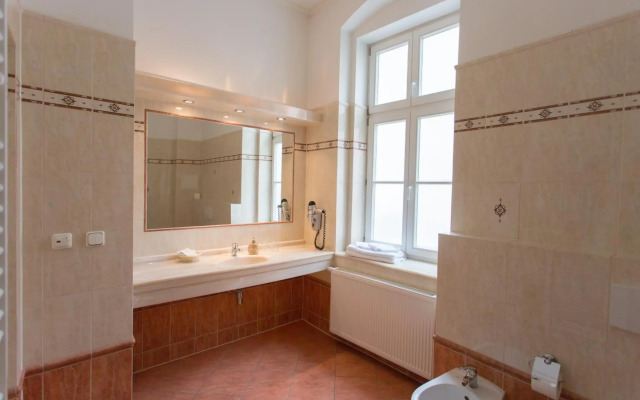 Ontario Hotel Garni