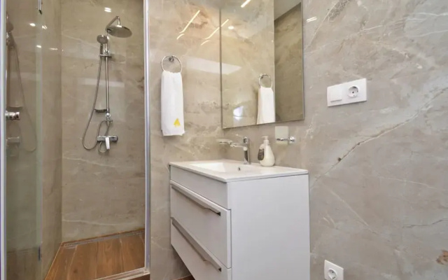 Apartment by Luxe Group VA277