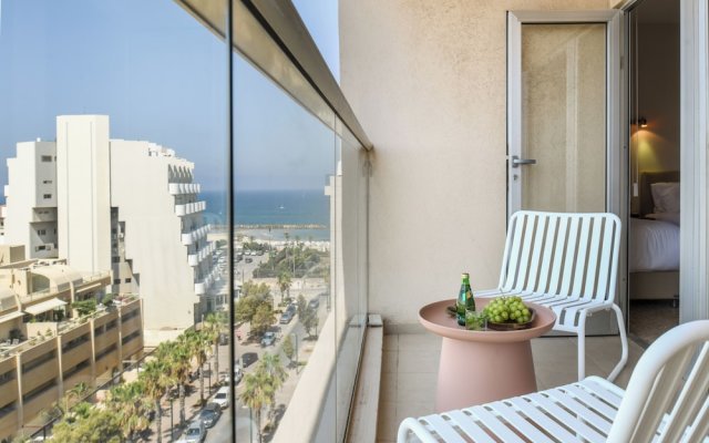 3BR SeaView Apt by the Beach by SeaNRent