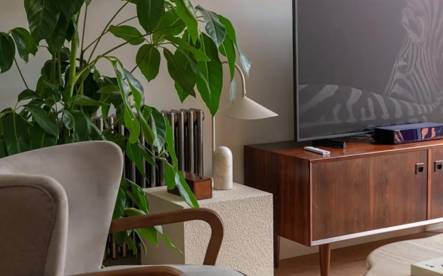 Stylish City Flat With Private Balcony